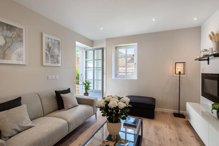 Building Rue Noblemaire - llaselections - 1272531 - PAR adresindeki bir dairede modern mobilyalarla zarif bir şekilde tasarlanmış oturma odası Talloires, Talloires