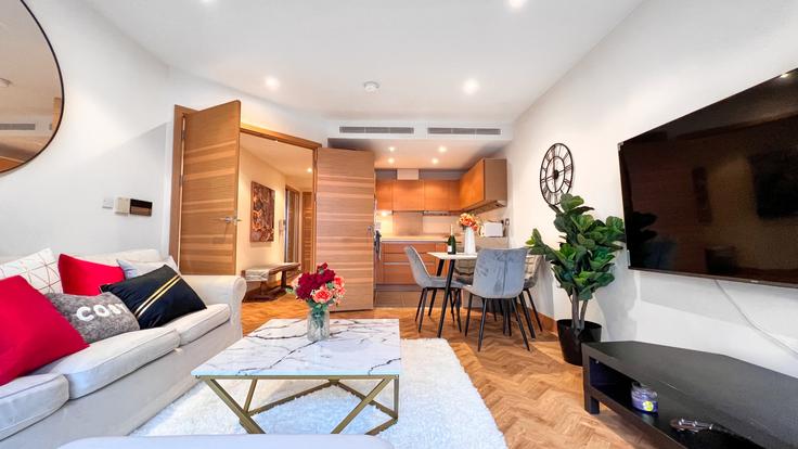 Building Queenstown Road - lls - 1390898 adresindeki bir dairede modern mobilyalarla zarif bir şekilde tasarlanmış oturma odası London Borough of Wandsworth, London