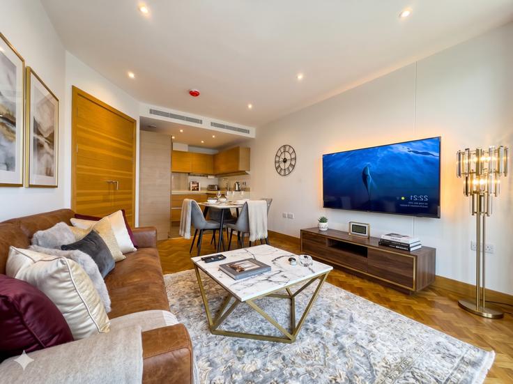 Elegante sala de estar con mobiliario moderno en un apartamento en Building Queenstown Road - lls - 1390898 en London Borough of Wandsworth, London Elegante sala de estar con mobiliario moderno en un apartamento en Building Queenstown Road - lls - 1390898 en London Borough of Wandsworth, London