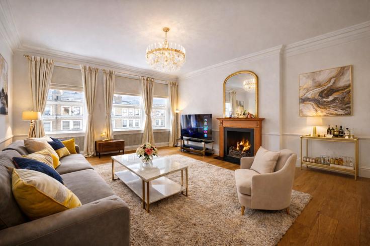 Elegante sala de estar con mobiliario moderno en un apartamento en Building Queen's Gate Place - lls - 1390900 en Royal Borough of Kensington and Chelsea, London