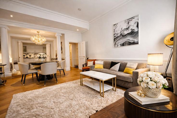 Elegant gestaltetes Wohnzimmer mit moderner Einrichtung in einer Wohnung im Building Queen's Gate Place - lls - 1390900 in Royal Borough of Kensington and Chelsea, London