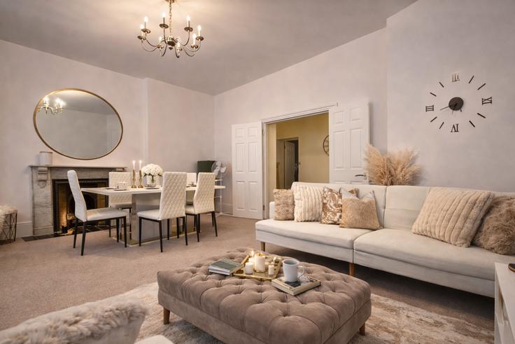 Elegant gestaltetes Wohnzimmer mit moderner Einrichtung in einer Wohnung im Building Carlisle Place - lls - 1390901 in City of Westminster, London