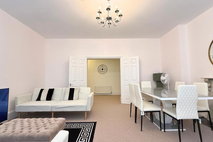 Building Carlisle Place - lls - 1390901 adresindeki bir dairede modern mobilyalarla zarif bir şekilde tasarlanmış oturma odası City of Westminster, London