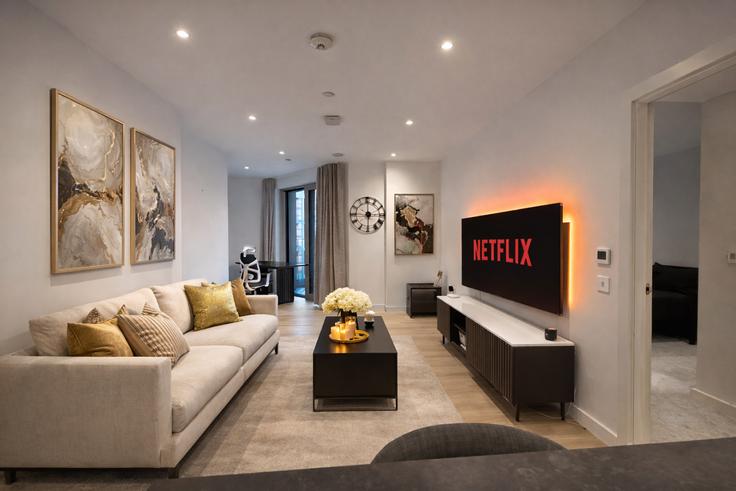 Elegante sala de estar con mobiliario moderno en un apartamento en Building Nine Elms Lane - lls - 1390902 en London Borough of Wandsworth, London Elegante sala de estar con mobiliario moderno en un apartamento en Building Nine Elms Lane - lls - 1390902 en London Borough of Wandsworth, London