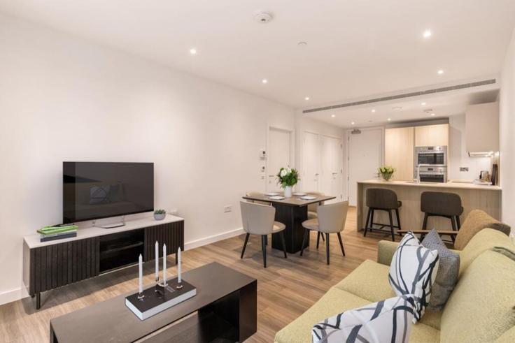 Building Nine Elms Lane - lls - 1390902 adresindeki bir dairede modern mobilyalarla zarif bir şekilde tasarlanmış oturma odası London Borough of Wandsworth, London