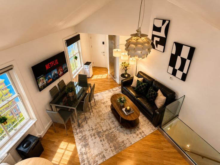 Sala de estar elegantemente projetada com móveis modernos em um apartamento no Building Chandos Place - lls - 1390904 em London Borough of Camden, London Sala de estar elegantemente projetada com móveis modernos em um apartamento no Building Chandos Place - lls - 1390904 em London Borough of Camden, London