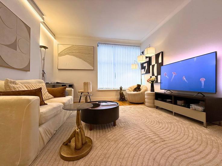 Building Bruton Street - lls - 1390905 adresindeki bir dairede modern mobilyalarla zarif bir şekilde tasarlanmış oturma odası City of Westminster, London