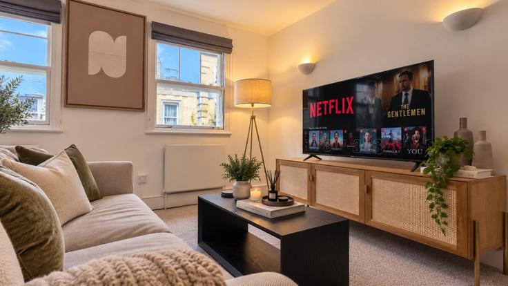 Elegant gestaltetes Wohnzimmer mit moderner Einrichtung in einer Wohnung im Building Mercer Street - lls - 1610166 in City of Westminster, London