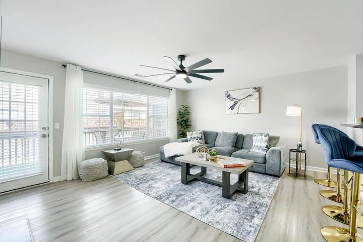 Elegante sala de estar con mobiliario moderno en un apartamento en Building Cascade Parc Boulevard Southwest - loc-property - 1642552 en Atlanta, Atlanta Elegante sala de estar con mobiliario moderno en un apartamento en Building Cascade Parc Boulevard Southwest - loc-property - 1642552 en Atlanta, Atlanta