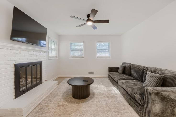 Sala de estar elegantemente projetada com móveis modernos em um apartamento no Building Kingston Terrace - loc-property - 1646077 em East Point, East Point