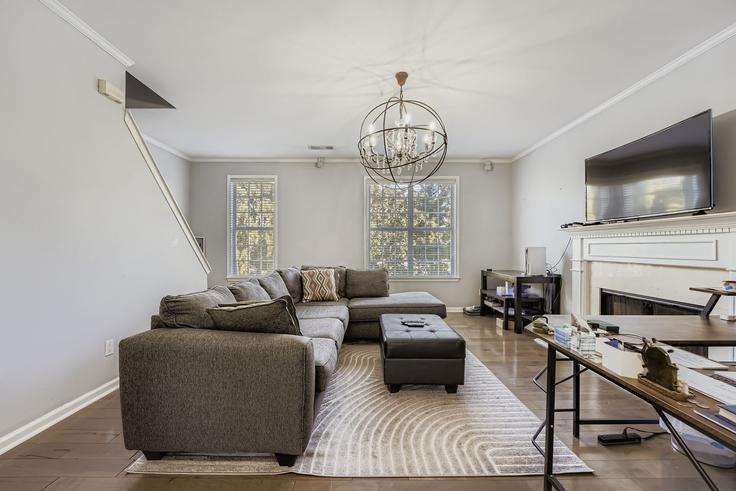 Sala de estar elegantemente projetada com móveis modernos em um apartamento no Building Tucker Pointe Drive - loc-property - 1642564 em Tucker, Tucker