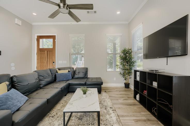Elegante sala de estar con mobiliario moderno en un apartamento en Building Sims Street Southwest - loc-property - 1642562 en Atlanta, Atlanta Elegante sala de estar con mobiliario moderno en un apartamento en Building Sims Street Southwest - loc-property - 1642562 en Atlanta, Atlanta