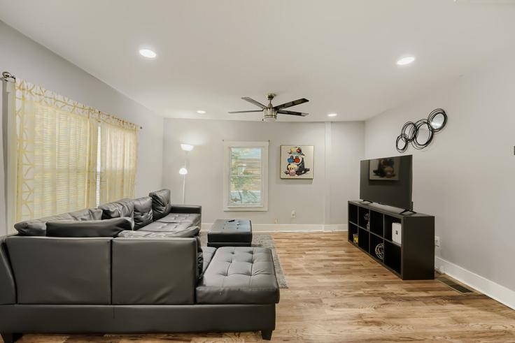Elegant gestaltetes Wohnzimmer mit moderner Einrichtung in einer Wohnung im Building McDaniel Street Southwest - loc-property - 1642544 in Atlanta, Atlanta Elegant gestaltetes Wohnzimmer mit moderner Einrichtung in einer Wohnung im Building McDaniel Street Southwest - loc-property - 1642544 in Atlanta, Atlanta