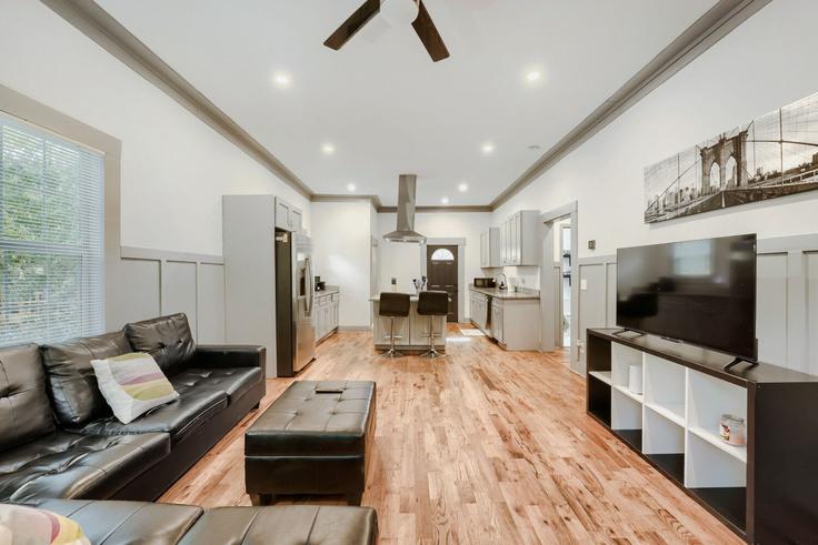Elegant gestaltetes Wohnzimmer mit moderner Einrichtung in einer Wohnung im Building Coleman Street Southwest - loc-property - 1642560 in Atlanta, Atlanta Elegant gestaltetes Wohnzimmer mit moderner Einrichtung in einer Wohnung im Building Coleman Street Southwest - loc-property - 1642560 in Atlanta, Atlanta