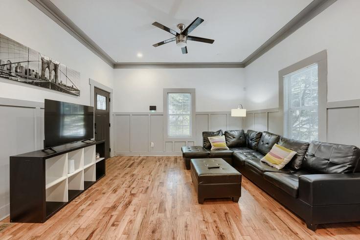 Elegante sala de estar con mobiliario moderno en un apartamento en Building Coleman Street Southwest - loc-property - 1642560 en Atlanta, Atlanta Elegante sala de estar con mobiliario moderno en un apartamento en Building Coleman Street Southwest - loc-property - 1642560 en Atlanta, Atlanta