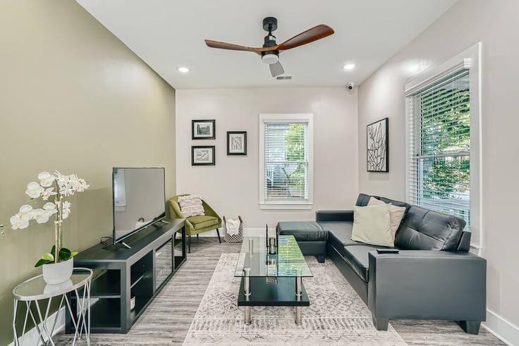 Elegant gestaltetes Wohnzimmer mit moderner Einrichtung in einer Wohnung im Building Coleman Street Southwest - loc-property - 1642542 in Atlanta, Atlanta Elegant gestaltetes Wohnzimmer mit moderner Einrichtung in einer Wohnung im Building Coleman Street Southwest - loc-property - 1642542 in Atlanta, Atlanta