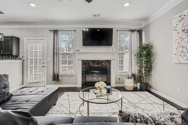 Sala de estar elegantemente projetada com móveis modernos em um apartamento no Building Spring Knoll Court - loc-property - 1642547 em Tucker, Tucker