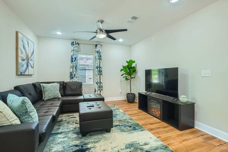 Elegant gestaltetes Wohnzimmer mit moderner Einrichtung in einer Wohnung im Building Booker Avenue Southwest - loc-property - 1642563 in Atlanta, Atlanta Elegant gestaltetes Wohnzimmer mit moderner Einrichtung in einer Wohnung im Building Booker Avenue Southwest - loc-property - 1642563 in Atlanta, Atlanta