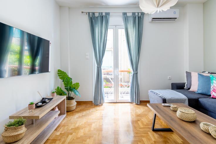 Elegant gestaltetes Wohnzimmer mit moderner Einrichtung in einer Wohnung im Building Veikou - localhost - 1220772 in Central Athens, Athens Elegant gestaltetes Wohnzimmer mit moderner Einrichtung in einer Wohnung im Building Veikou - localhost - 1220772 in Central Athens, Athens