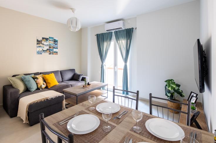 Salle de séjour élégante avec mobilier moderne dans un appartement à Building Veikou - localhost - 1220755 à Central Athens, Athens