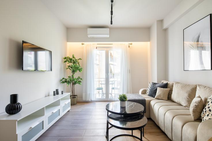 Sala de estar elegantemente projetada com móveis modernos em um apartamento no Building Chamosternas - localhost - 1220832 em Central Athens, Athens