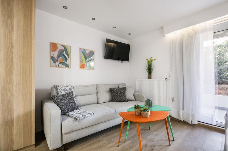 Salle de séjour élégante avec mobilier moderne dans un appartement à Building Oinois - localhost - 1220910 à South Athens, Athens