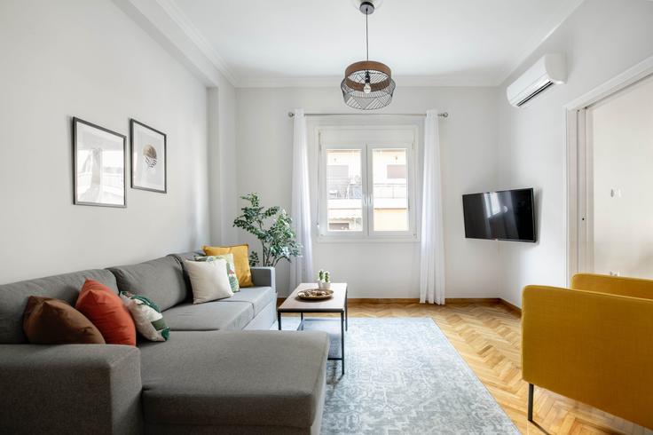 Sala de estar elegantemente projetada com móveis modernos em um apartamento no Building Mouskou - localhost - 1220929 em Central Athens, Athens Sala de estar elegantemente projetada com móveis modernos em um apartamento no Building Mouskou - localhost - 1220929 em Central Athens, Athens