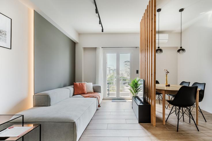 Sala de estar elegantemente projetada com móveis modernos em um apartamento no Building Chamosternas - localhost - 1220939 em Central Athens, Athens