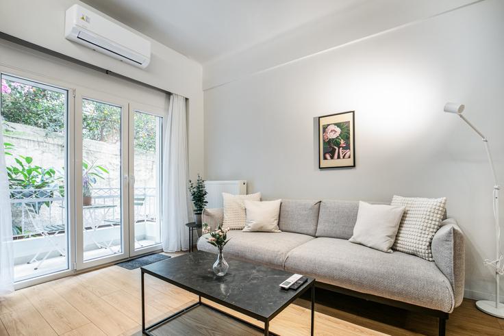 Salle de séjour élégante avec mobilier moderne dans un appartement à Building Aristarchou - localhost - 1220966 à Central Athens, Athens