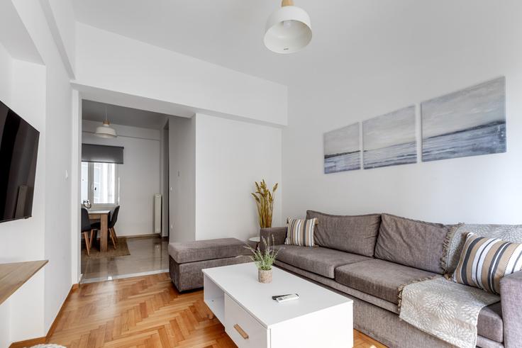 Salle de séjour élégante avec mobilier moderne dans un appartement à Building Irakleous - localhost - 1221014 à Central Athens, Athens