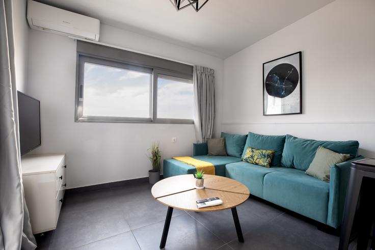 Elegant gestaltetes Wohnzimmer mit moderner Einrichtung in einer Wohnung im Building Kolwnou - localhost - 1225932 in Central Athens, Athens