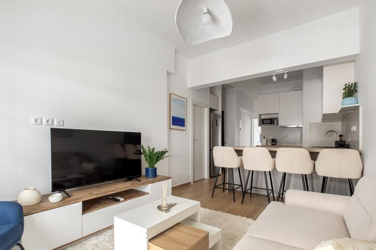 Salle de séjour élégante avec mobilier moderne dans un appartement à Building Tourmer - localhost - 1225933 à Central Athens, Athens