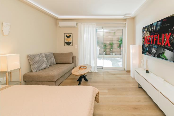 Elegant gestaltetes Wohnzimmer mit moderner Einrichtung in einer Wohnung im Building Aristarchou - localhost - 1259260 in Central Athens, Athens Elegant gestaltetes Wohnzimmer mit moderner Einrichtung in einer Wohnung im Building Aristarchou - localhost - 1259260 in Central Athens, Athens