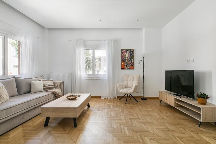 Elegante sala de estar con mobiliario moderno en un apartamento en Building Agiou Andreou - localhost - 1261983 en Central Athens, Athens