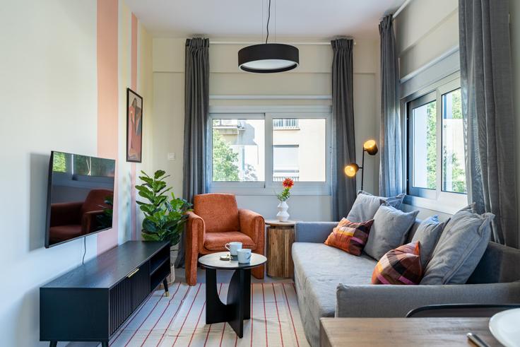 Nicosia NicosiaのBuilding Georgiou Markidi - localhost - 1353179のアパートメントにある、モダンな家具を備えたエレガントなデザインのリビングルーム