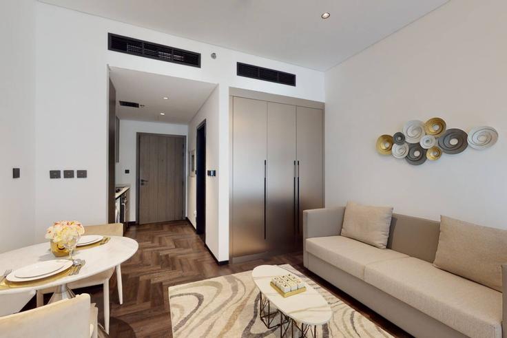 Dubai Al JaddafのBuilding Oud Metha Road - locationshostaway - 1050456 - DXBのアパートメントにある、モダンな家具を備えたエレガントなデザインのリビングルーム