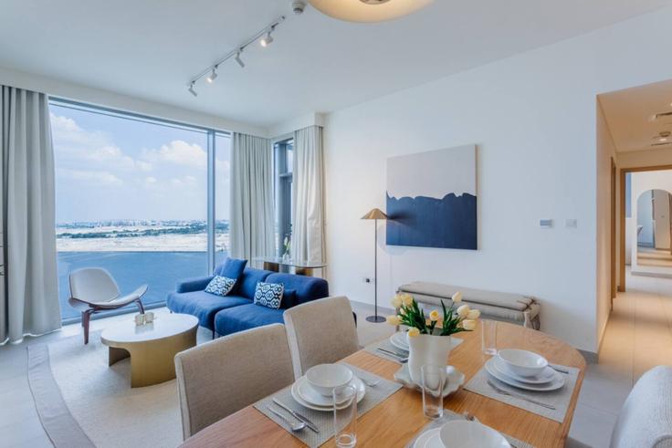 Elegante sala de estar con mobiliario moderno en un apartamento en Building Tariaq Bedon Esm - locationshostaway - 1050486 - DXB en Ras Al Khor, Dubai