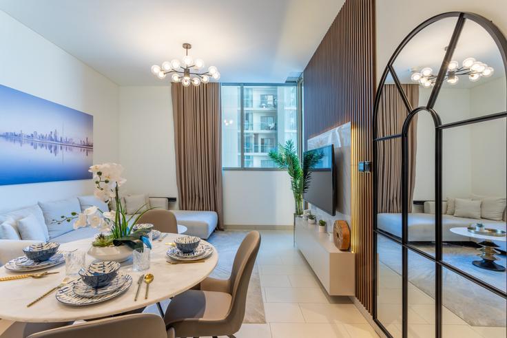 Elegant gestaltetes Wohnzimmer mit moderner Einrichtung in einer Wohnung im Building Tariaq Bedon Esm - locationshostaway - 1050547 - DXB in Nad Al Sheba, Dubai