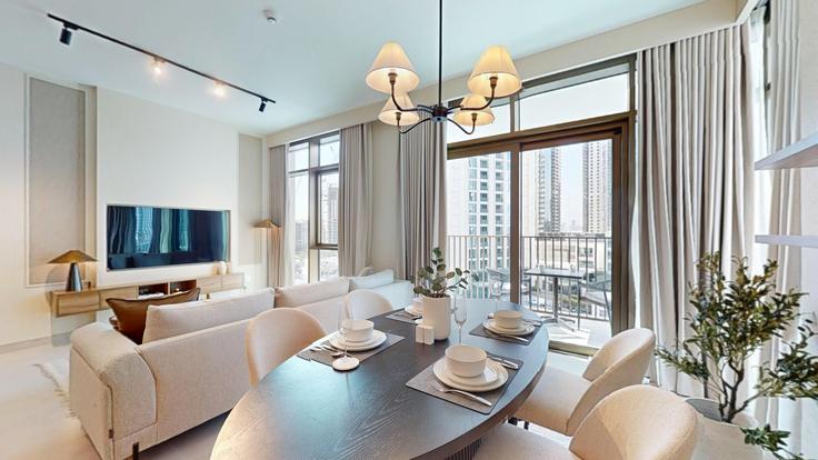 Elegante sala de estar con mobiliario moderno en un apartamento en Building Tariaq Bedon Esm - locationshostaway - 1056276 - DXB en Ras Al Khor, Dubai