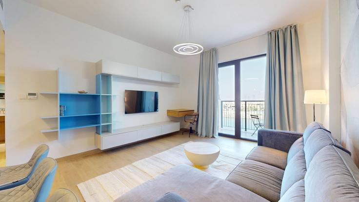 Dubai Jumeira FirstのBuilding Tariaq Bedon Esm - locationshostaway - 1324956のアパートメントにある、モダンな家具を備えたエレガントなデザインのリビングルーム