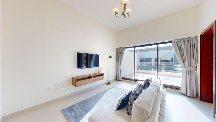 Building Tariaq Bedon Esm - locationshostaway - 1340534 adresindeki bir dairede modern mobilyalarla zarif bir şekilde tasarlanmış oturma odası Wadi Al Safa 3, Dubai