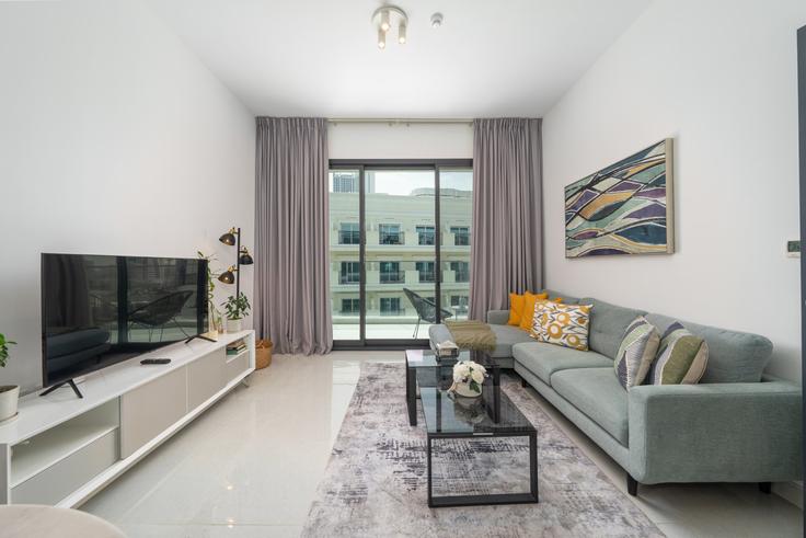 Building Tariaq Bedon Esm - locationshostaway - 1507075 adresindeki bir dairede modern mobilyalarla zarif bir şekilde tasarlanmış oturma odası Al Barsha South Third, Dubai Building Tariaq Bedon Esm - locationshostaway - 1507075 adresindeki bir dairede modern mobilyalarla zarif bir şekilde tasarlanmış oturma odası Al Barsha South Third, Dubai