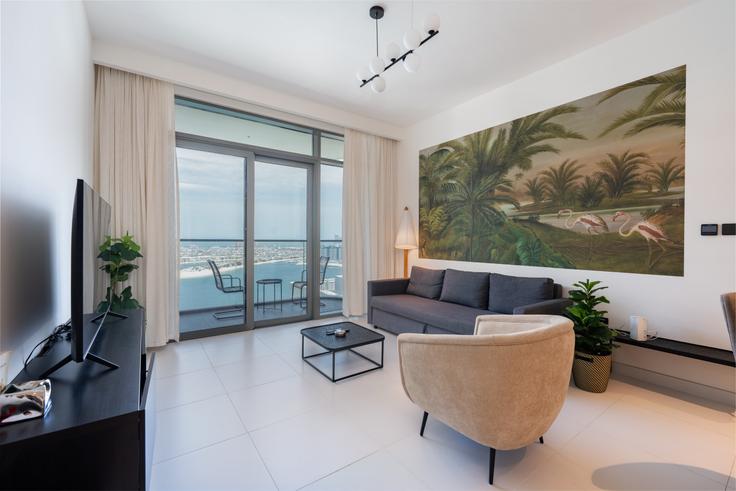 Sala de estar elegantemente projetada com móveis modernos em um apartamento no Building Tariaq Bedon Esm - locationshostaway - 1514520 em The Palm Jumeirah, Dubai Sala de estar elegantemente projetada com móveis modernos em um apartamento no Building Tariaq Bedon Esm - locationshostaway - 1514520 em The Palm Jumeirah, Dubai