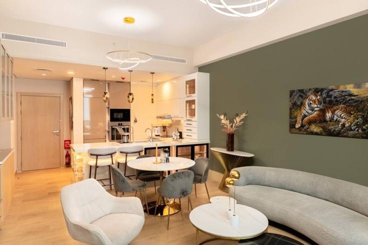 Sala de estar elegantemente projetada com móveis modernos em um apartamento no Building Tariaq Bedon Esm - locationshostaway - 1644308 em Jumeirah, Dubai Sala de estar elegantemente projetada com móveis modernos em um apartamento no Building Tariaq Bedon Esm - locationshostaway - 1644308 em Jumeirah, Dubai