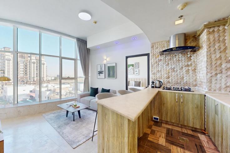 Sala de estar elegantemente projetada com móveis modernos em um apartamento no Building Tariaq Bedon Esm - locationshostaway - 1050557 - DXB em Dubai, Dubai Sala de estar elegantemente projetada com móveis modernos em um apartamento no Building Tariaq Bedon Esm - locationshostaway - 1050557 - DXB em Dubai, Dubai