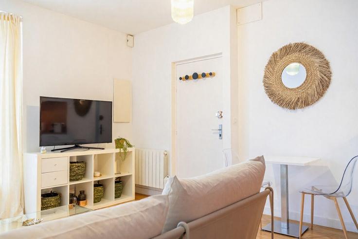Elegant gestaltetes Wohnzimmer mit moderner Einrichtung in einer Wohnung im Building 45 Ter Rue Saint-Louis, 17000 La Rochelle, France - lockey-conciergerie - 1698669 in La Rochelle, La Rochelle Elegant gestaltetes Wohnzimmer mit moderner Einrichtung in einer Wohnung im Building 45 Ter Rue Saint-Louis, 17000 La Rochelle, France - lockey-conciergerie - 1698669 in La Rochelle, La Rochelle