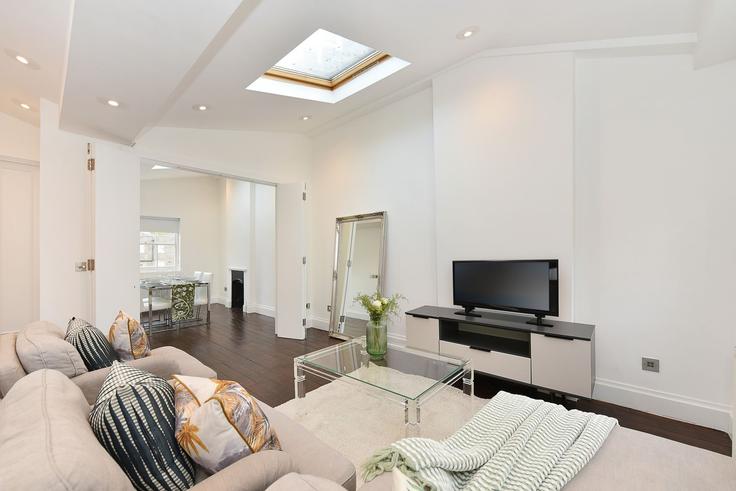 Sala de estar elegantemente projetada com móveis modernos em um apartamento no Building Kendal Street - london-choice-apartments - 1346919 em City of Westminster, London
