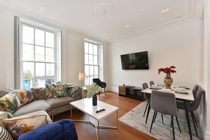 Elegant gestaltetes Wohnzimmer mit moderner Einrichtung in einer Wohnung im Building Beauchamp Place - london-choice-apartments - 1559510 in Royal Borough of Kensington and Chelsea, London