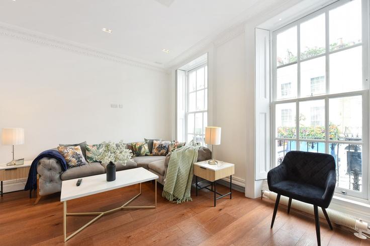 Salle de séjour élégante avec mobilier moderne dans un appartement à Building Beauchamp Place - london-choice-apartments - 1559510 à Royal Borough of Kensington and Chelsea, London Salle de séjour élégante avec mobilier moderne dans un appartement à Building Beauchamp Place - london-choice-apartments - 1559510 à Royal Borough of Kensington and Chelsea, London