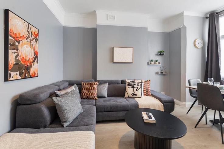 London Borough of Brent, London 소재 Building Clarence Road - london-dream-stays - 1364965 유닛에 마련된, 현대적인 가구로 꾸며진 우아한 디자인의 거실